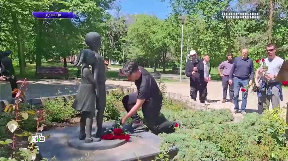 Группа иностранных журналистов, в которой были и представители канадской прессы, возложила цветы к мемориалу на Аллее ангелов в Донецке в память о погибших из-за обстрелов детях