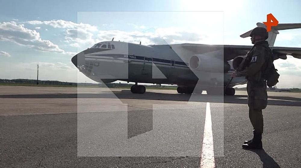 На кадрах РЕН ТВ — самолеты с вернувшимися из украинского плена российскими военнослужащими, приземлившиеся в Подмосковье