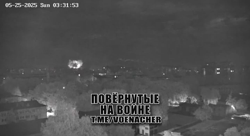 Редкие кадры: камера видеонаблюдения сняла прилет Искандера-М по цели в Чернигове в ходе ночных ударов по Украине