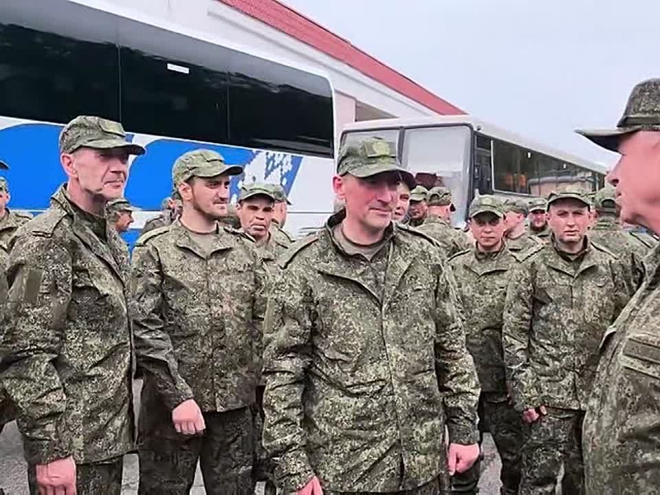 Флаги России, СССР и Российской империи развернули российские военнослужащие после возвращения из украинского плена