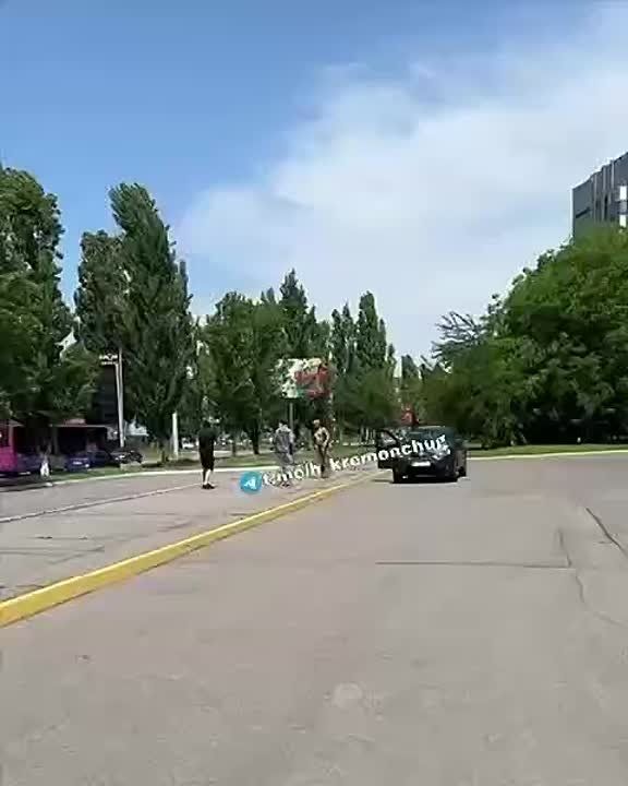 В Кременчуге группа мужчин отпинала ТЦКшников и повредила их транспортное средство