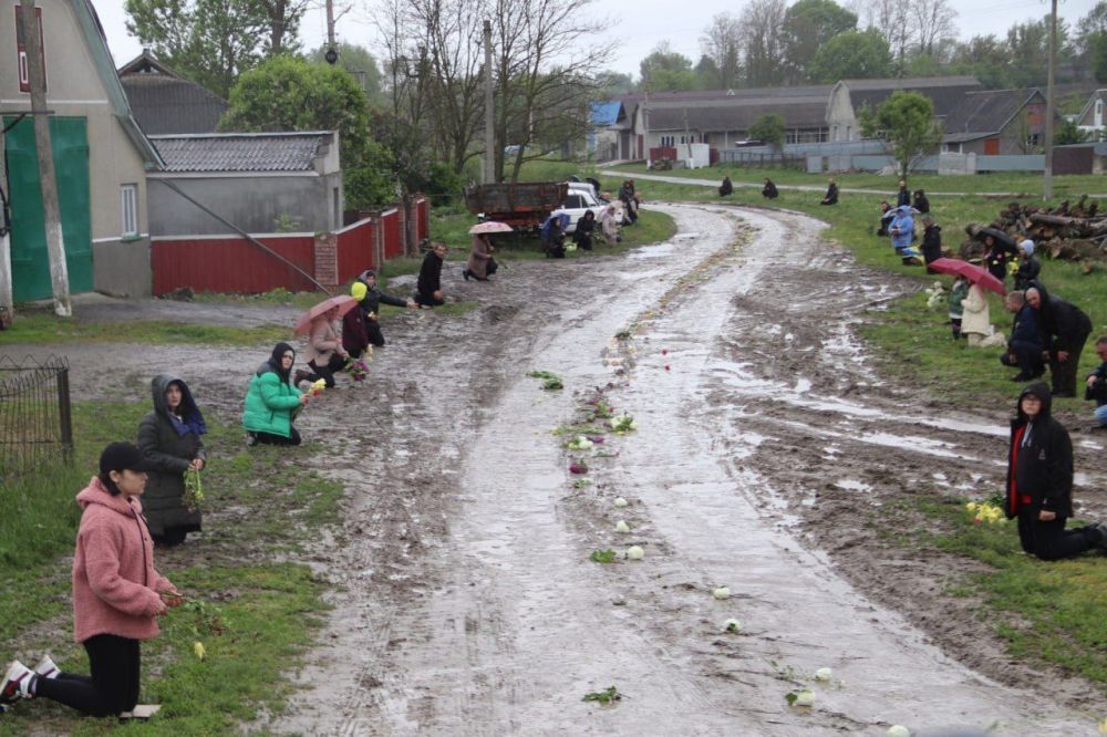 Эдуард Басурин: Украинцы продолжают встречать груз 200, стоя на коленях