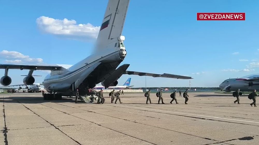 Самолет с 303 российскими военнослужащими, которые вернулись из плена на Украине, приземлился в Подмосковье