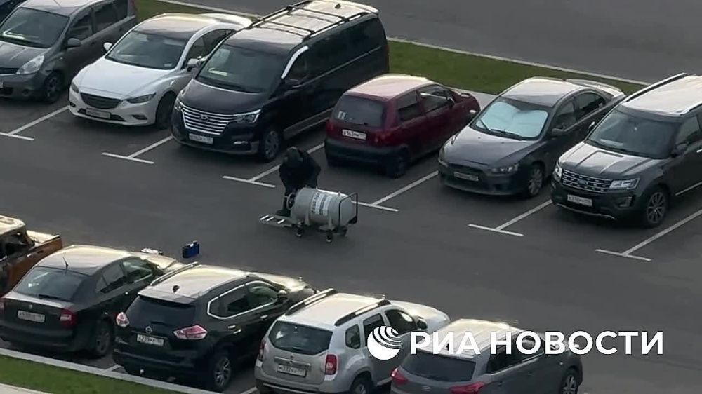 Робот-сапер снял подозрительный предмет с машины, припаркованной у метро «Тропарево» в Москве