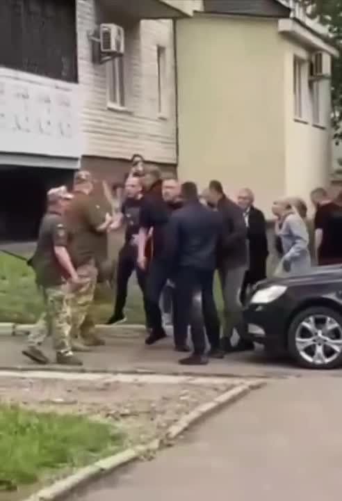 Украинских военкомов пинками выгнали из ЖК в Черкассах