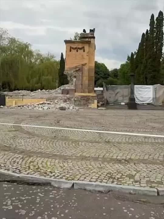 Марина Ахмедова: Власти Львова сначала выкопали прах советских воинов и теперь демонтировали колонны на входе в «Холм Славы»