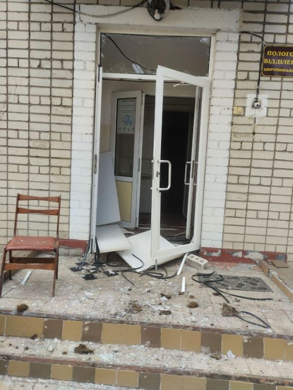 85-летняя женщина пострадала при ударе ВСУ дроном по районной больнице в Алёшках, сообщил Владимир Сальдо