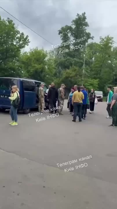 В Киеве во время конфликта с местным населением тцкшник стал грозить пистолетом