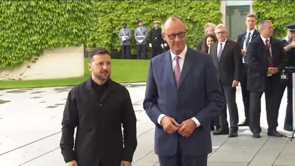 Зеленский на фоне сообщений о якобы возможных поставках ракет Taurus ВСУ приехал в Германию, где решил сменить милитари наряд на черную куртку