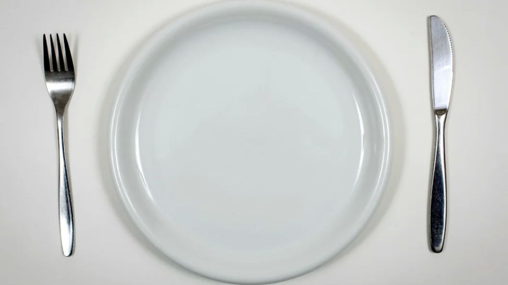 Одно партизанское видео с Украины, а так много смыслов: "Кушайте, не обляпайтесь"