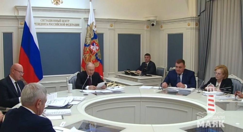 Во время финализации переговорного процесса по Украине даже Совет по спорту проходит в ситуационном центре президента, а секретарь с телефонами «горячей линии» сидит в нескольких метрах от Путина