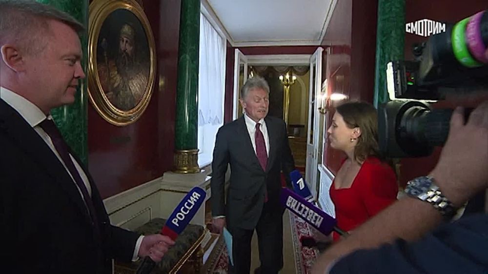 "Слава богу, я не пресс-секретарь Зеленского": Дмитрий Песков не стал предполагать, почему Киев предлагает трехстороннюю встречу в формате Россия - США - Украина