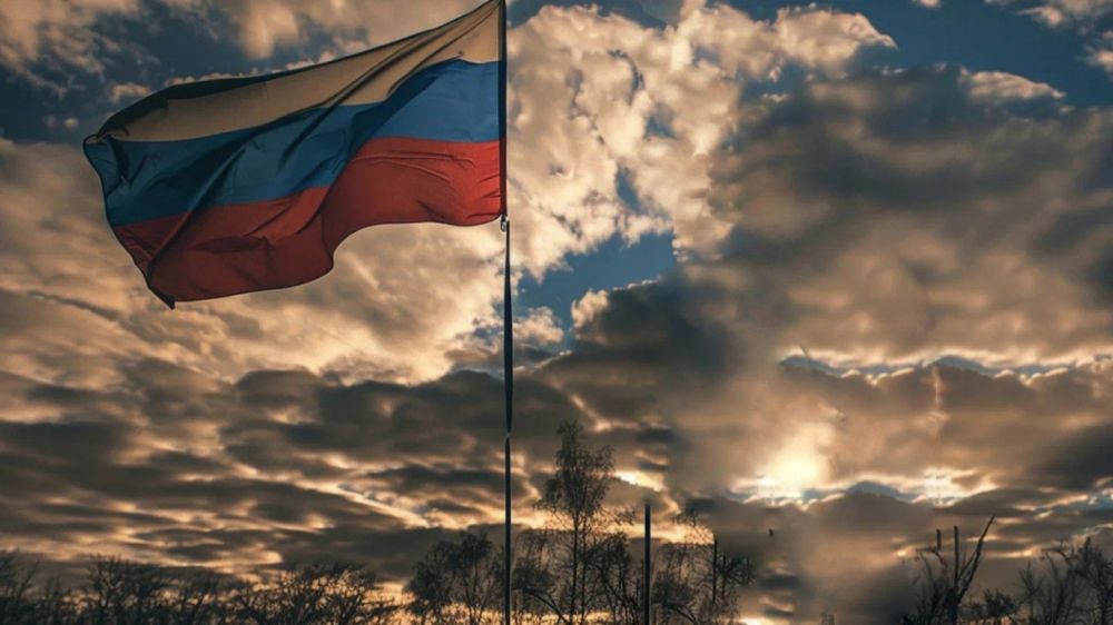 Дерзкий грузин надругался над флагом России. А теперь хочет русских рублей