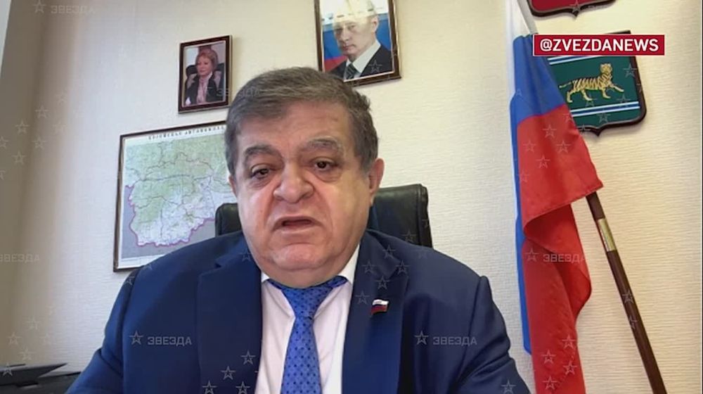 Киев "цепляется зубами" за продолжение конфликта, потому что у Зеленского нет другого способа остаться у власти, отметил сенатор Владимир Джабаров в разговоре со "Звездой"