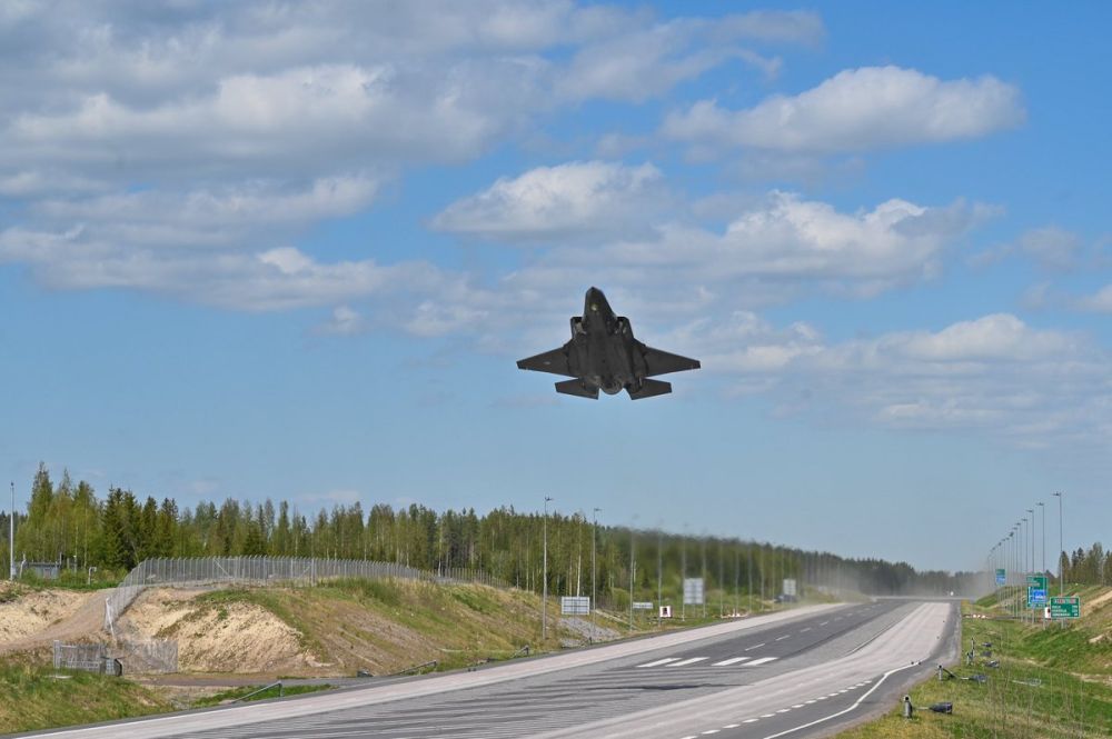 Пилоты НАТО тренируют в Финляндии необычный манёвр