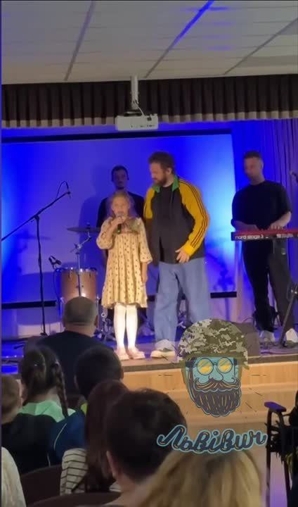 Полуизвестный украинский певец пригласил на сцену ребенка и попросил его "заспиваты письню"