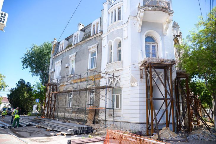 В Евпатории продолжается реставрация объекта культурного наследия