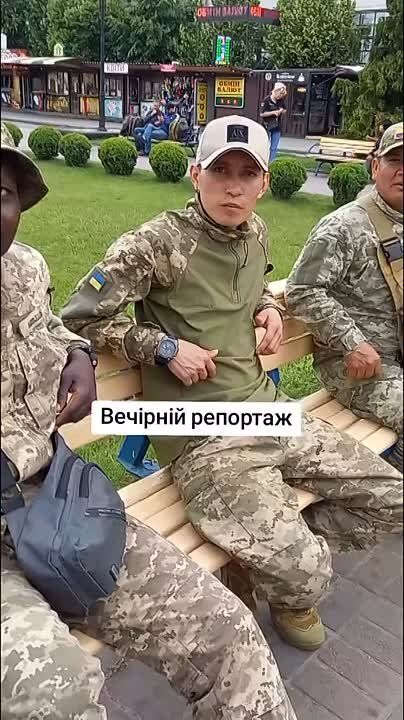 Укропатриотка в Харькове встретила колумбийских наемников и первым делом спросила, говорят ли они на украинском