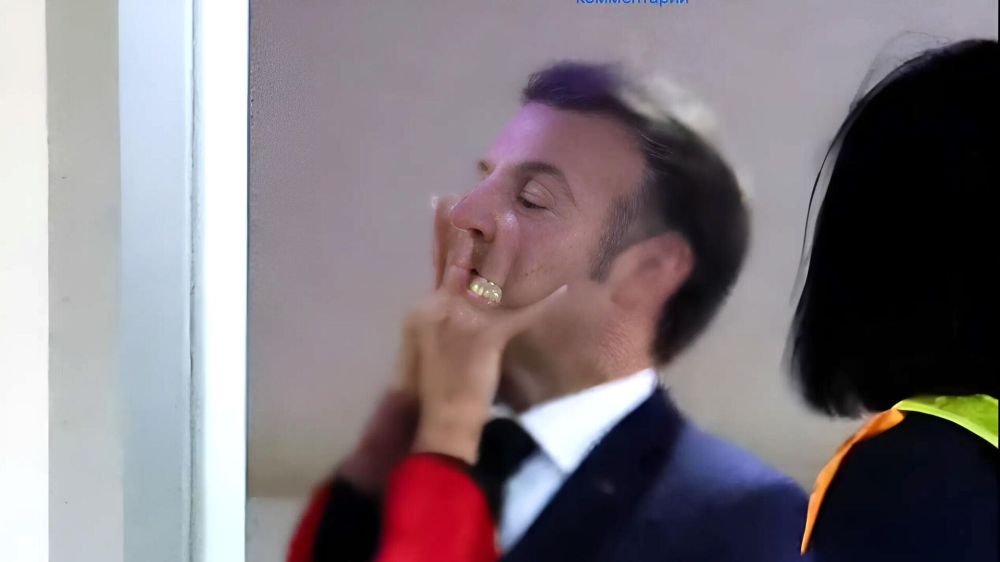 "Оплеуха Макрона". "Побитый президент" должен уйти?" "Держись подальше, ты, неудачник! "