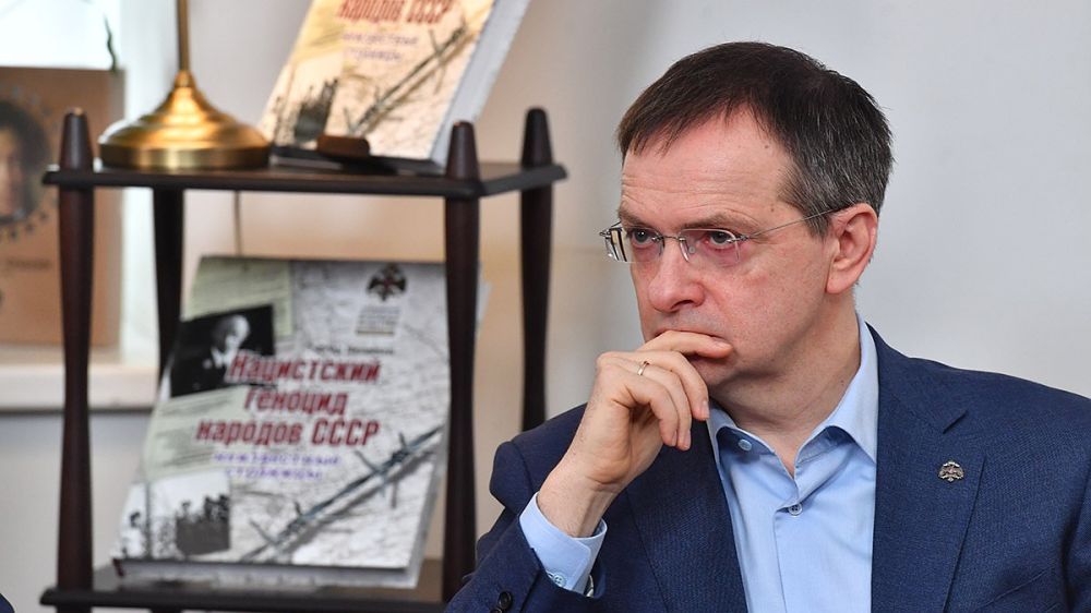 Бандеровцы не остановились на угрозах Мединскому: помощника президента РФ и всю его семью разместили на экстремистском «Миротворце»