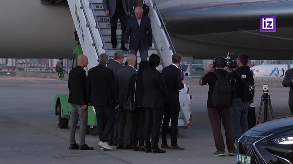 Российская миссия во главе с Мединским прибыла в Стамбул перед новым раундом переговоров с Украиной