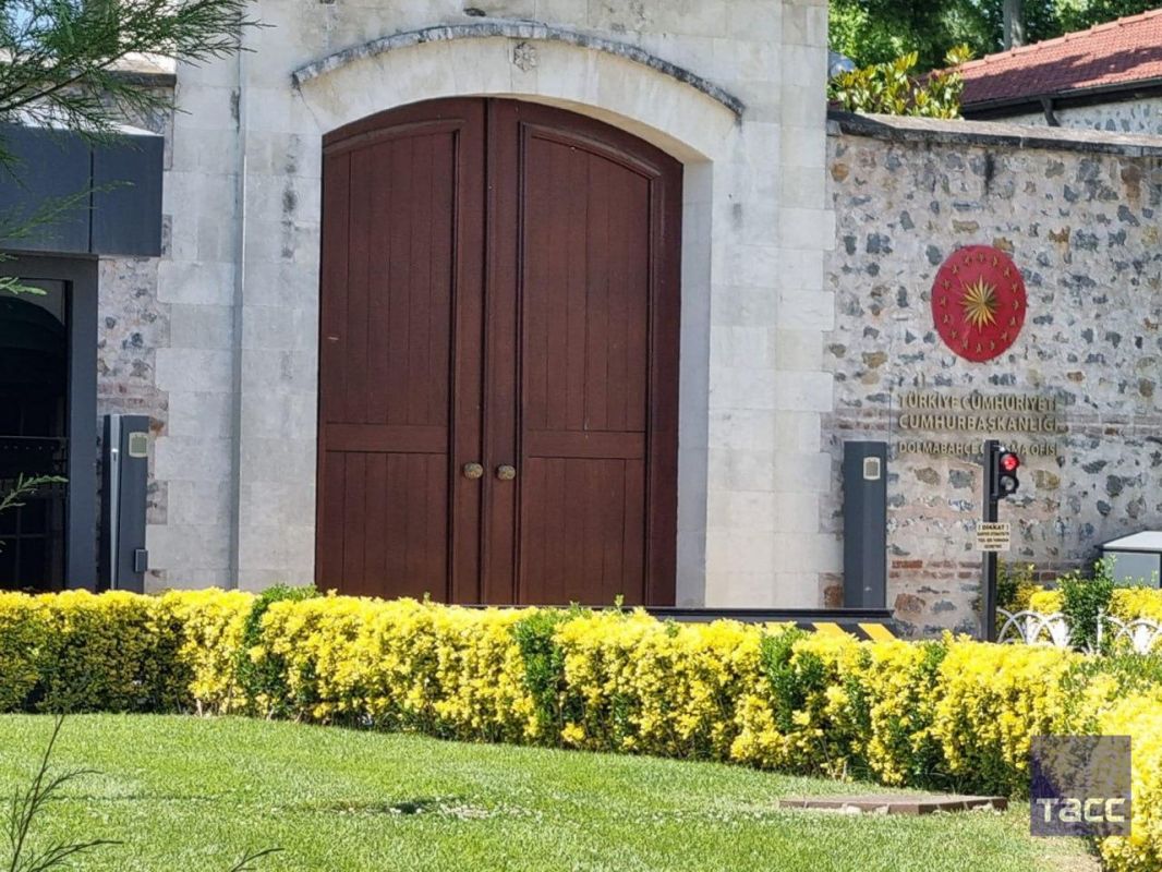 Обстановка у рабочего офиса президента Турции Долмабахче, где 2 июня, предположительно, пройдет второй раунд прямых переговоров между Россией и Украиной