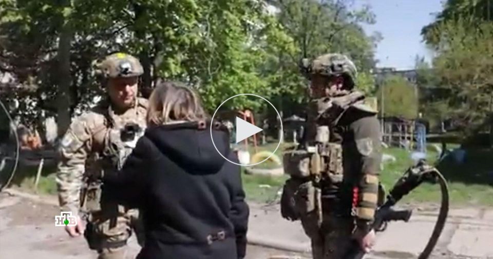 Освобожденные украинцы встречают российских штурмовиков объятиями