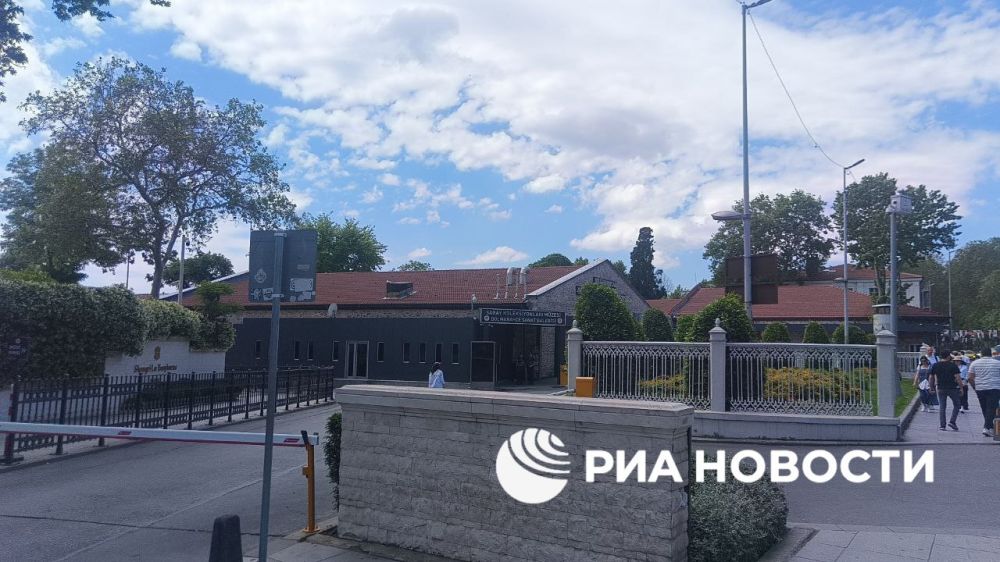 Обстановка вокруг рабочего офиса президента Турции в Долмабахче в Стамбуле, где в понедельник могут состояться переговоры делегаций России и Украины, спокойная, вокруг дежурят силовики с оружием, фотографировать не...