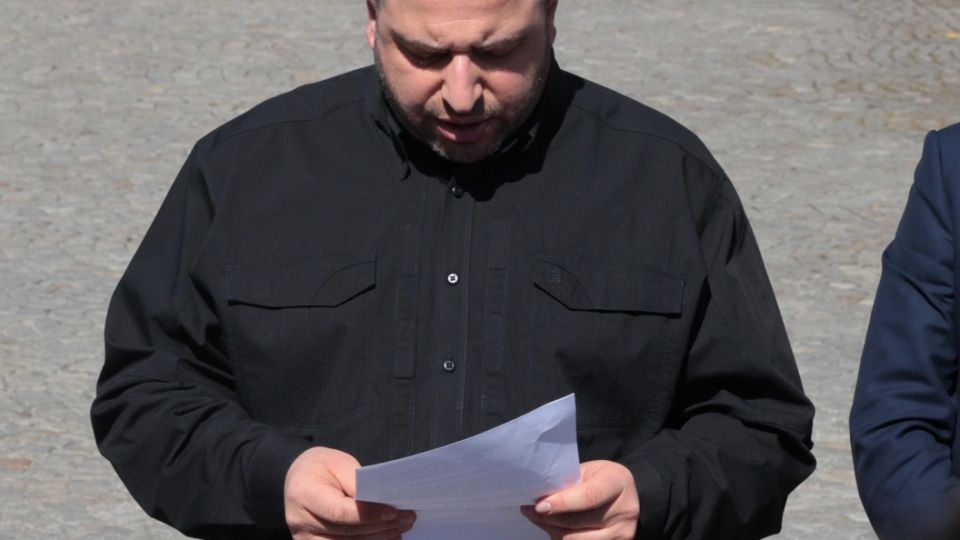 Умеров читал по бумажке английский текст и игнорировал вопросы о подрыве мостов в регионах России