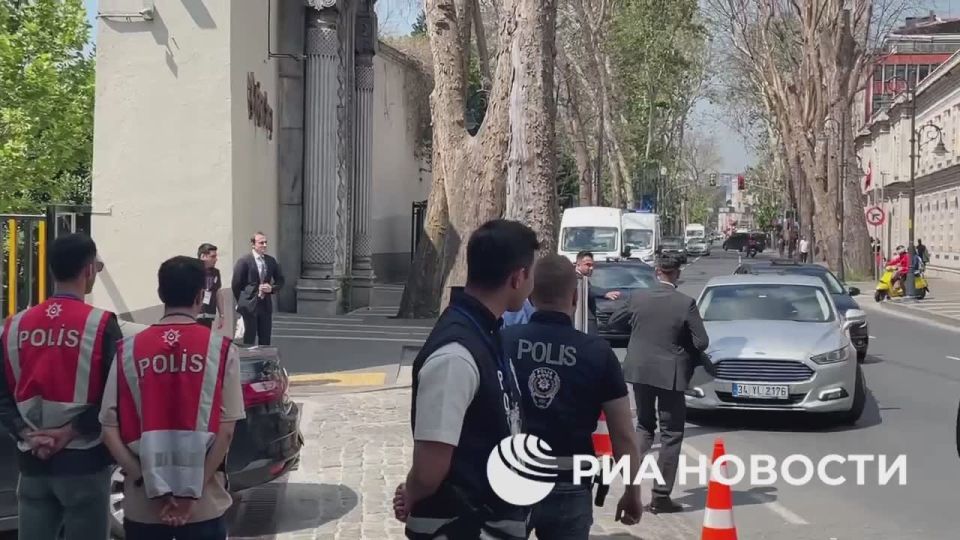 Представители минобороны Турции прибыли во дворец Чираган в Стамбуле, где ожидаются переговоры России и Украины, передает корреспондент РИА Новости