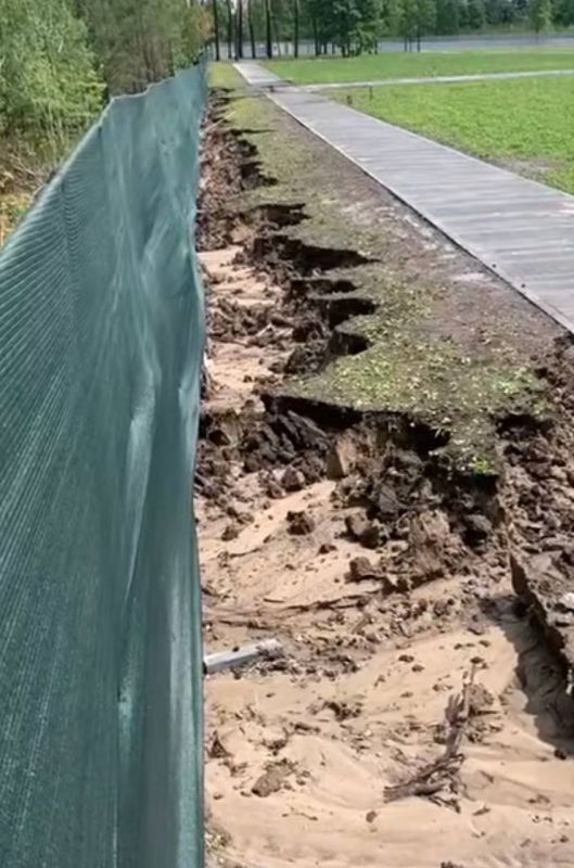 Национальное военное мемориальное кладбище Украины, на котором в ещё прошлом месяце должны были начать захоронения, сейчас выглядит так