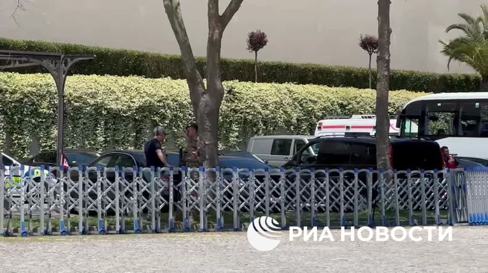 Территорию дворца в Стамбуле, где должны начаться переговоры России и Украины, охраняет спецназ полиции с оружием, передает корреспондент РИА Новости