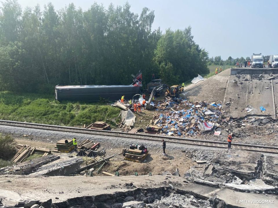 Полтора-два месяца потребуется на восстановление моста, обрушившегося на поезд в Брянской области, если федеральный центр позволит выбрать подрядчика без торгов, сообщил губернатор Александр Богомаз