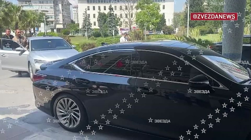 Российская делегация выехала на переговоры с Украиной, которые ожидаются в 13.00, передает корреспондент "Звезды"