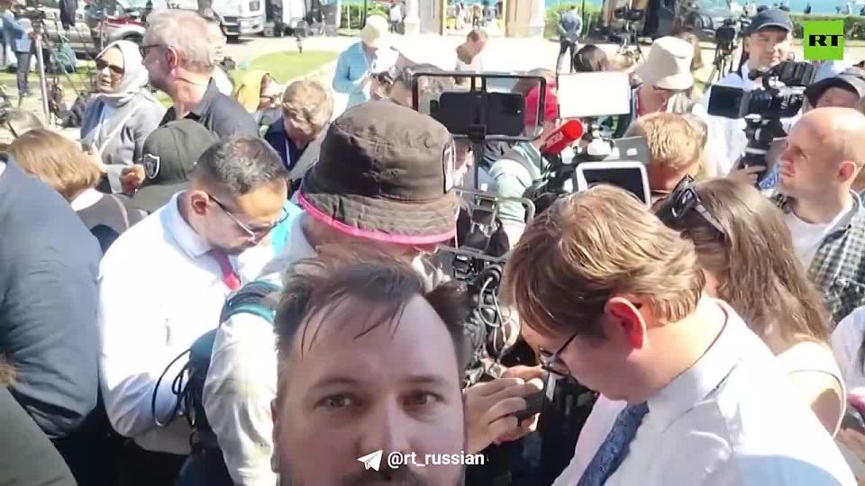 Российские журналисты ждут заявления делегации РФ по итогам переговоров с Украиной, передаёт корр RT Костя Придыбайло @pridybaylo_k