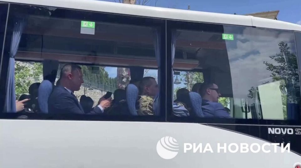 Некоторые члены украинской делегации прибыли на переговоры в военной форме