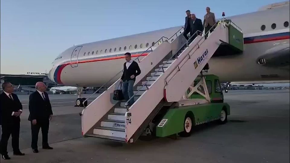 Обе переговорные делегации прибыли в Стамбул