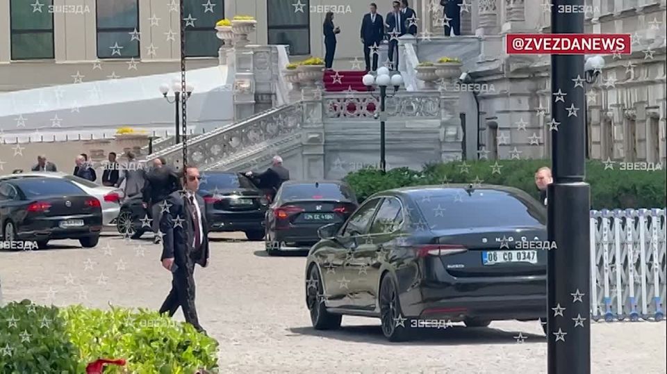 Российская делегация прибыла ко дворцу Чираган, где в 13.00 ожидаются переговоры с Украиной, передает корреспондент "Звезды"