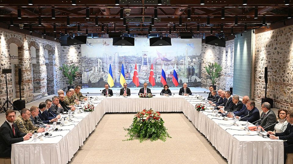 Экс-премьер Украины Азаров: Киев не собирается подписывать никаких соглашений