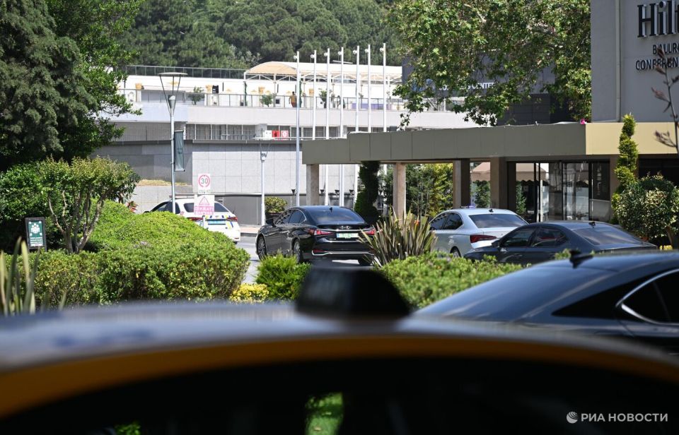 К дворцу Чираган в Стамбуле стягивают полицию