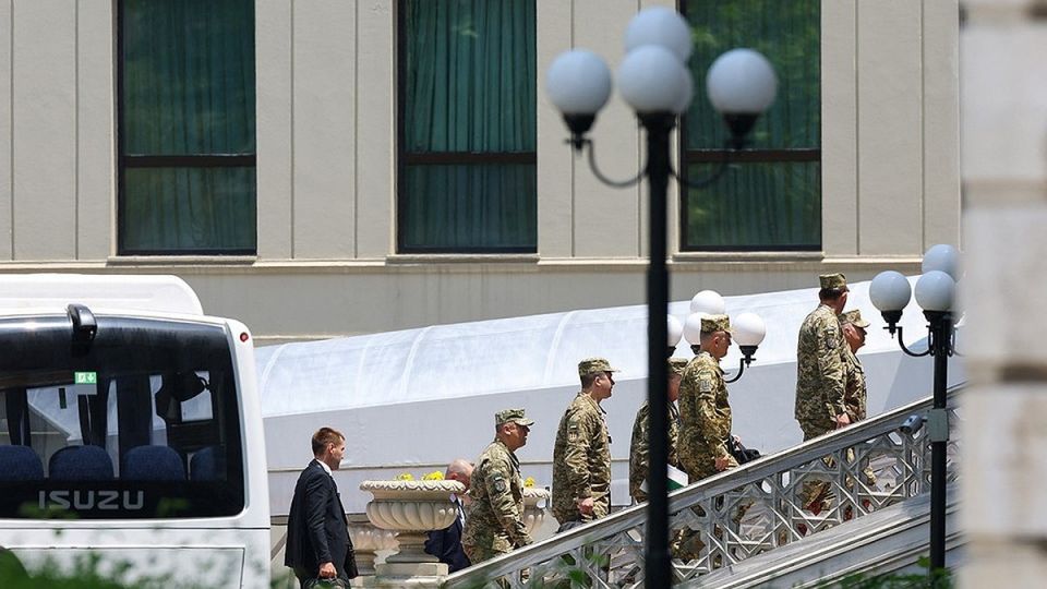 Украинская делегация покинула дворец в Стамбуле после переговоров с Россией