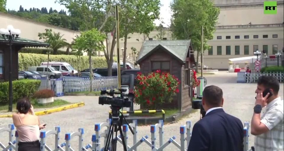 Делегации начали прибывать во дворец Чираган в Стамбуле, где уже менее чем через 20 минут должны начаться переговоры России и Украины