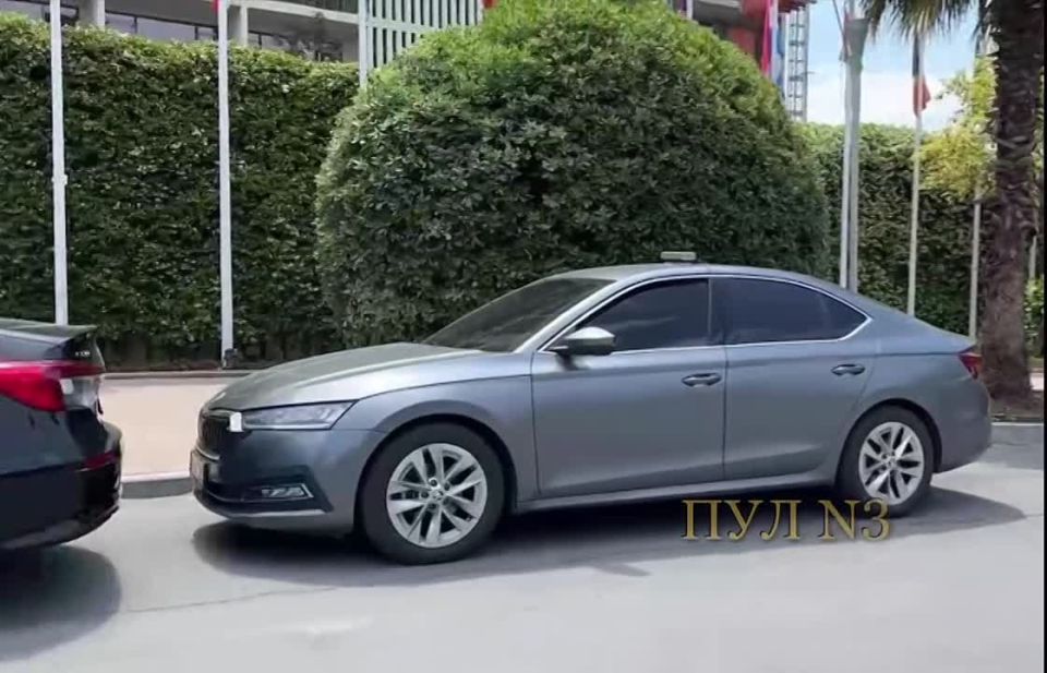 «Отель, в котором живет российская делегация, превратился в настоящий штаб. Целый день здесь стоят автомобили с дипломатическими номерами. Члены нашей делегации то уезжают отсюда, то возвращаются вновь. Вот и сейчас около...