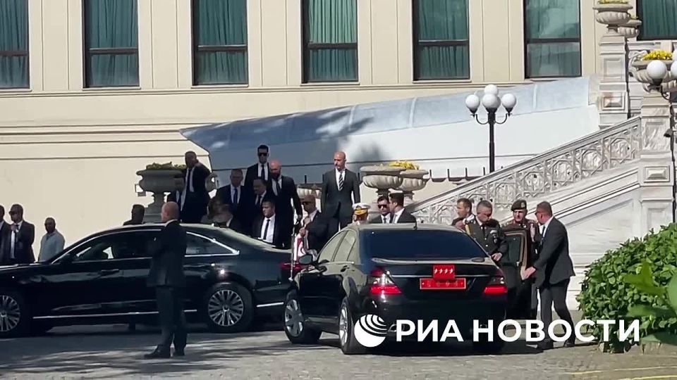 Главы турецких разведки и генштаба покинули дворец Чираган после завершения переговоров России и Украины, передает корреспондент РИА Новости