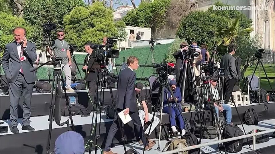 Обстановка возле дворца Чираган в Турции, где сегодня пройдут российско-украинские переговоры