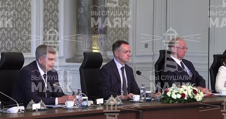 Министр обороны Украины Рустем Умеров сегодня - веселый, а помощник президента России Мединский - суровый