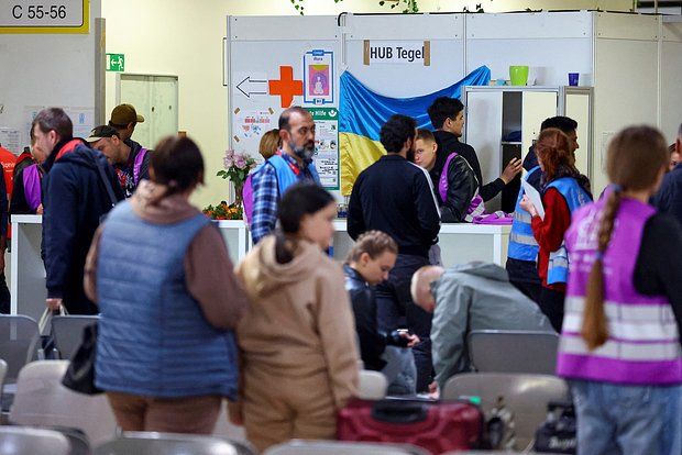 Еврокомиссия изучает правовую базу для возвращения украинских беженцев домой