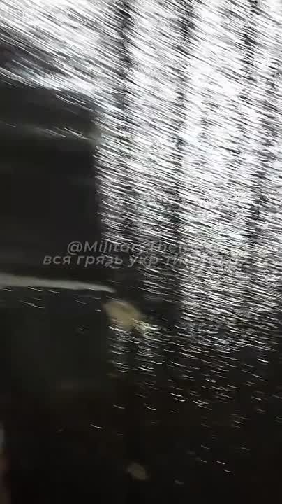 Юнаковка, Сумская область. Хохоль показывает блиндаж, который вскоре может стать его могилой