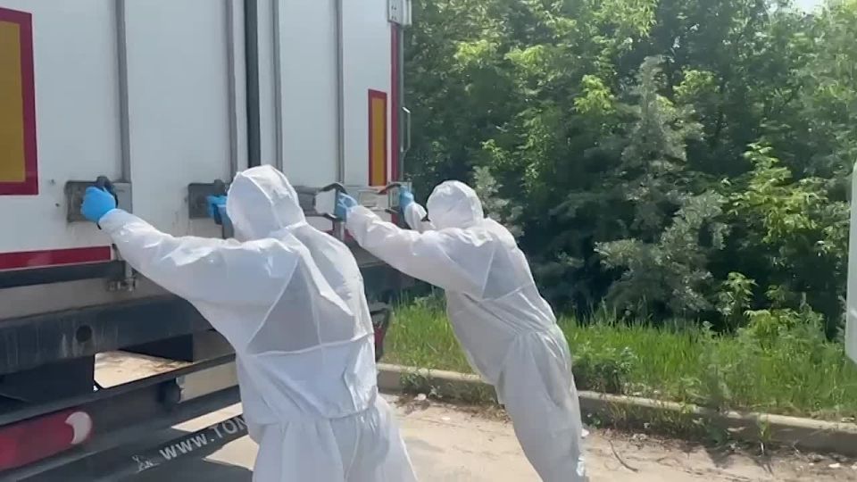 Россия в соответствии с договоренностями, достигнутыми 2 июня в Стамбуле, приступила к масштабной гуманитарной акции по репатриации более 6 тысяч тел погибших украинских военнослужащих, а также по обмену военнопленными