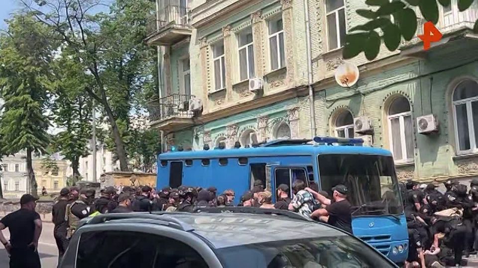 Парад ЛГБТ* в Киеве вызвал столкновения между противниками гей-парада и полицией